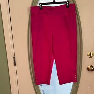 Coral Bay Pink Cropped Capris with pearl like buttons. 4 Pockets. Sz 16